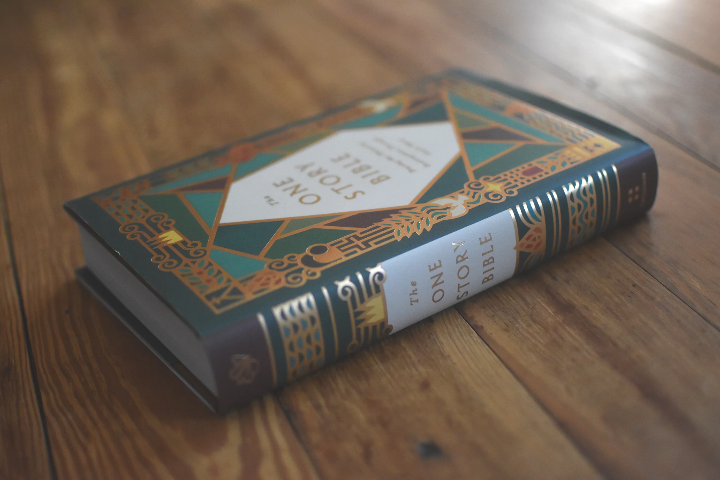 The One Story Bible: Tracing the Thread of Redemption Through God's Word (Hardcover) - Image 2